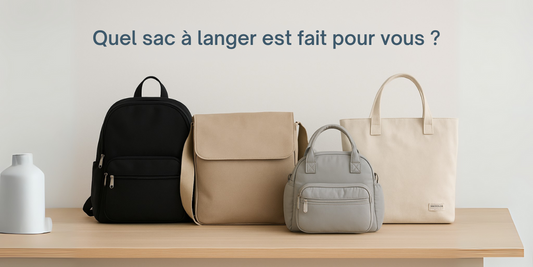 Sac à langer imperméable posé sur une table, parfait pour les sorties avec bébé