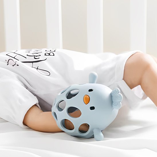 Anneau de dentition utilisé par un bébé allongé pour calmer les poussées dentaires