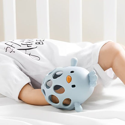 Anneau de dentition utilisé par un bébé allongé pour calmer les poussées dentaires