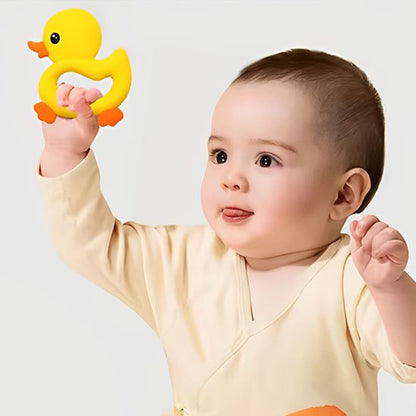 Bébé jouant avec un anneau de dentition jaune en silicone