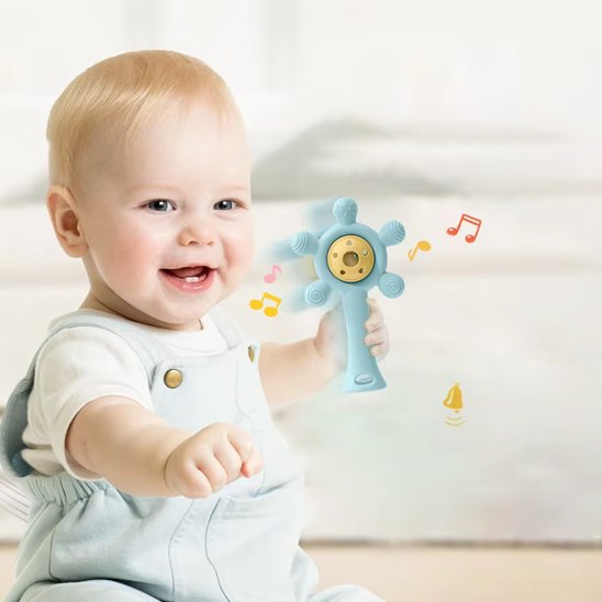 Bébé jouant avec un hochet bébé à ventouse fixé sur une table pour stimuler la motricité