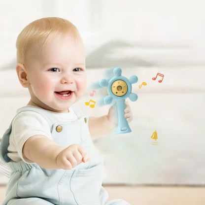 Bébé jouant avec un hochet bébé à ventouse fixé sur une table pour stimuler la motricité