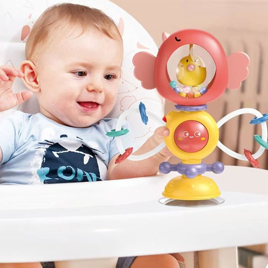 Bébé jouant avec un hochet pour bébé coloré, idéal pour l’éveil sensoriel