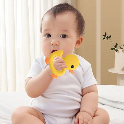 Bébé mordillant un anneau de dentition en silicone jaune