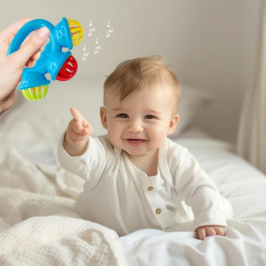 Bébé souriant jouant avec un hochet bébé coloré dans son lit
