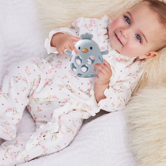 Bébé tenant un anneau de dentition ergonomique pour le massage des gencives