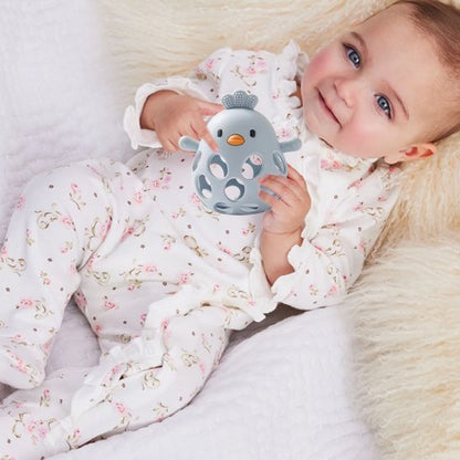 Bébé tenant un anneau de dentition ergonomique pour le massage des gencives