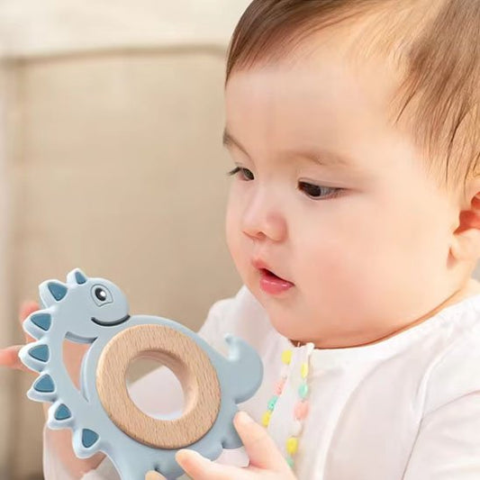 Bébé utilisant un anneau de dentition en silicone pour soulager ses gencives