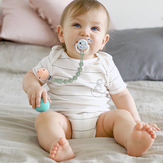 Bébé utilisant un anneau de dentition en silicone pour soulager ses gencives