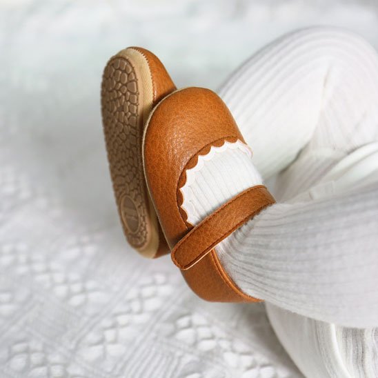 Chaussure bébé fille premiers pas couleur caramel, confortable et légère