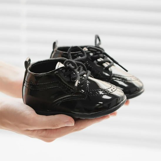 Chaussure bébé noire légère et facile à enfiler