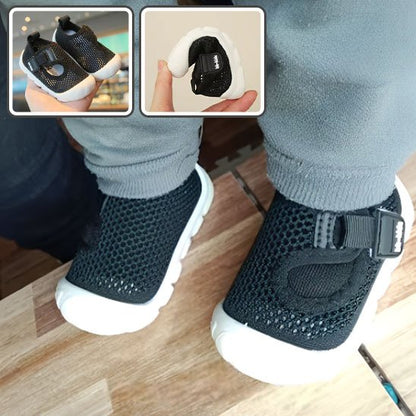 Chaussure bébé noire portée par un enfant, idéale pour la marche et les sorties quotidiennes.