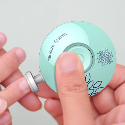 Coupe ongle bébé ergonomique utilisé sur les doigts d’un nourrisson