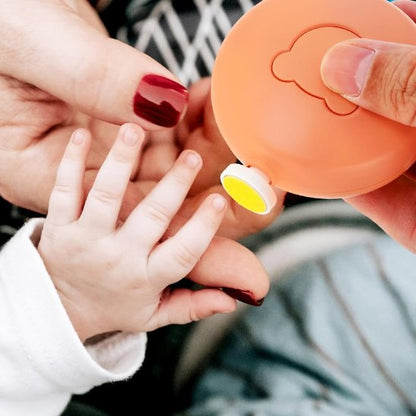 Coupe ongle bébé sécurisé utilisé sur les mains d’un nourrisson