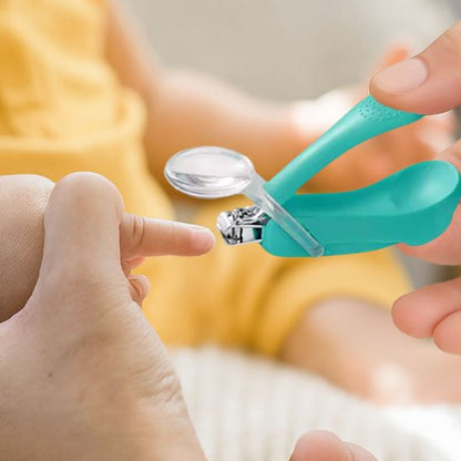 Coupe ongle bébé utilisé sur les doigts d’un nourrisson