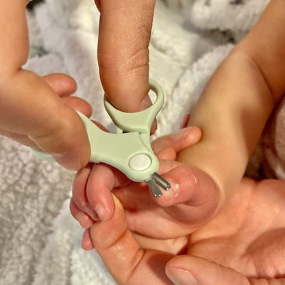 Coupe ongle bébé utilisé sur les doigts d’un nourrisson