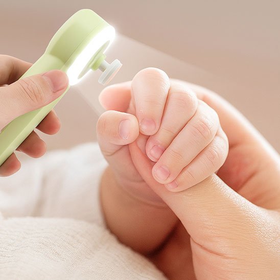 Coupe ongle pour bébé sécurisé utilisé sur les petits doigts