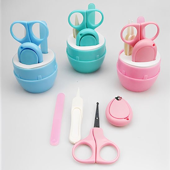 Coupe ongles bébé inclus dans une trousse de toilette bébé complète