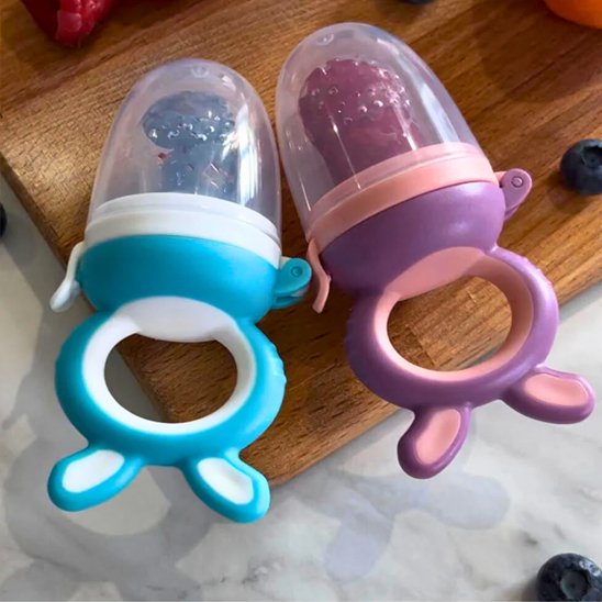 Grignoteuse bébé en silicone alimentaire disponible en plusieurs couleurs pour la diversification