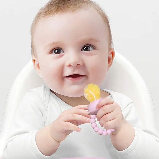Grignoteuse bébé ergonomique facile à saisir pour favoriser l’autonomie dès 6 mois