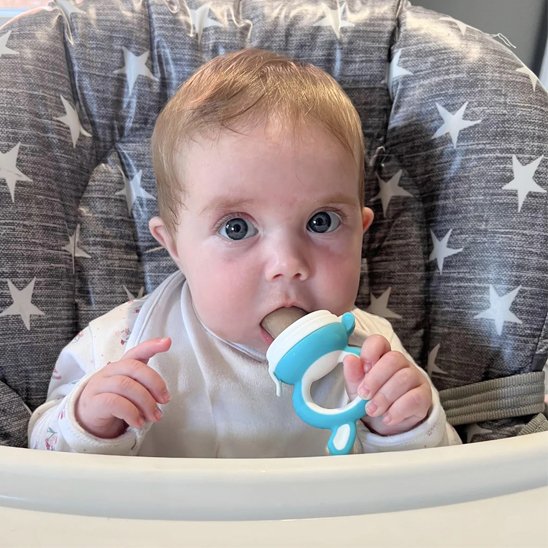 Grignoteuse bébé ergonomique facile à tenir pour favoriser l’autonomie dès 6 mois