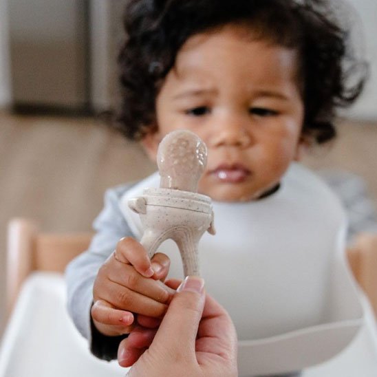 Grignoteuse bébé ergonomique favorisant l’autonomie lors de la diversification alimentaire