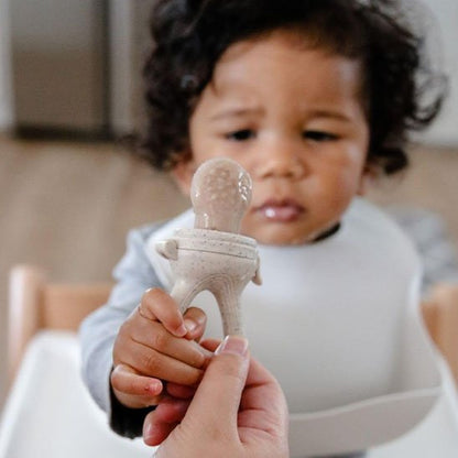 Grignoteuse bébé ergonomique favorisant l’autonomie lors de la diversification alimentaire