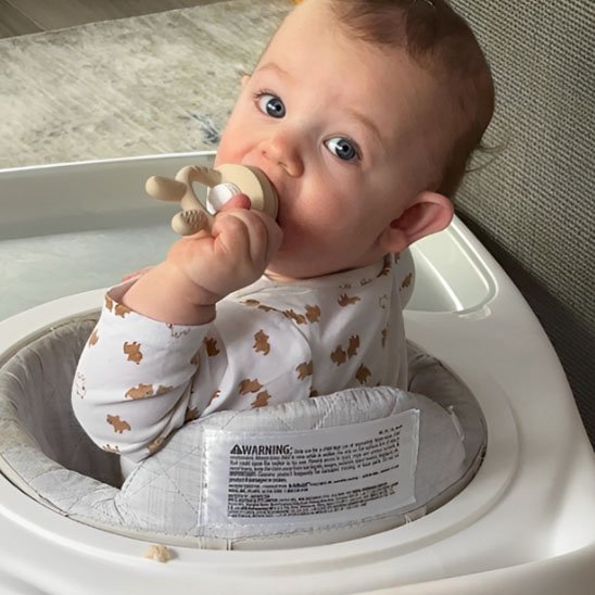 Grignoteuse bébé ergonomique utilisée par un bébé pour manger seul en toute sécurité
