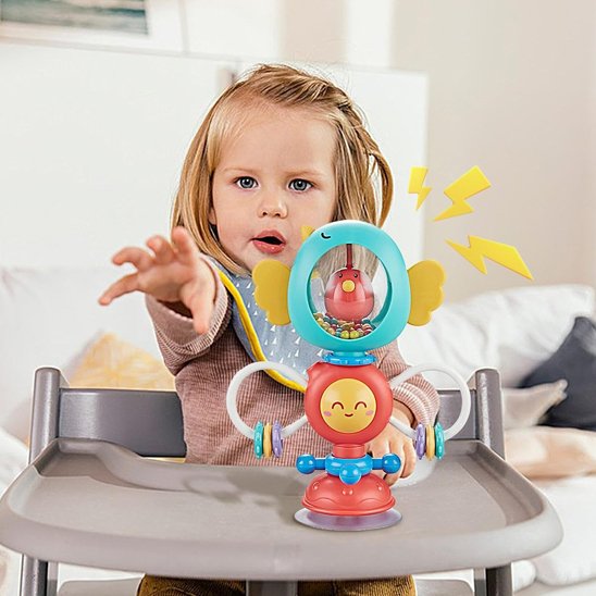 Hochet pour bébé installé sur une chaise haute pour occuper bébé pendant les repas