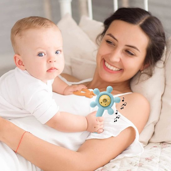 Maman jouant avec son bébé autour d’un hochet bébé multifonction à ventouse
