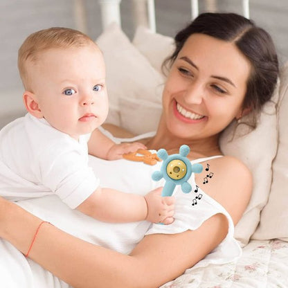 Maman jouant avec son bébé autour d’un hochet bébé multifonction à ventouse