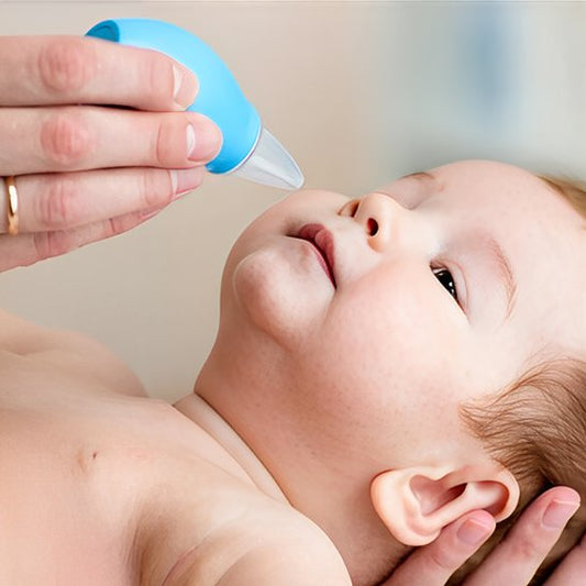 Mouche bébé manuelle utilisée pour dégager le nez d’un nourrisson en douceur