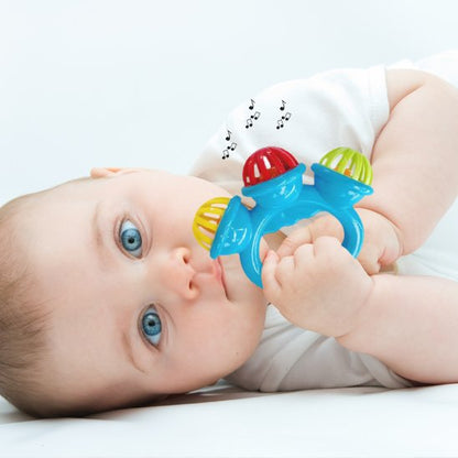 Nourrisson allongé attrapant un hochet bébé d’éveil sensoriel