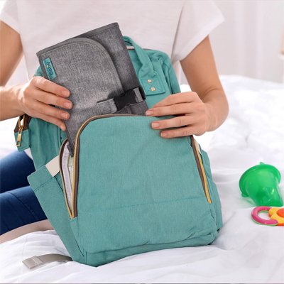 Tapis à langer nomade plié et compact facile à transporter dans un sac