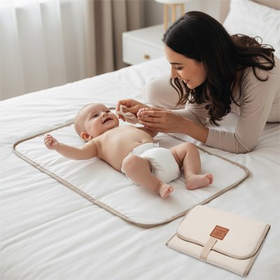 Tapis à langer nomade utilisé par une maman pour changer bébé confortablement