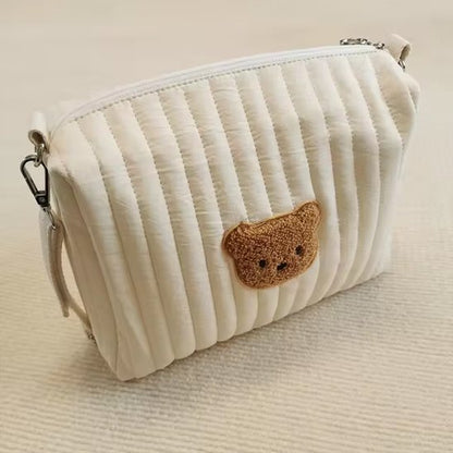 Trousse de toilette bébé beige au design minimaliste pour parents nomades