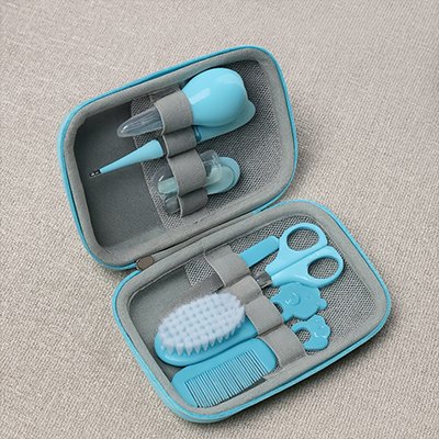 Trousse de toilette bébé bien organisée avec thermomètre et accessoires
