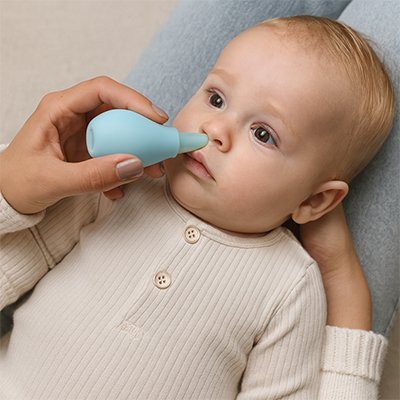 Trousse de toilette bébé utilisée pour les soins quotidiens du nourrisson
